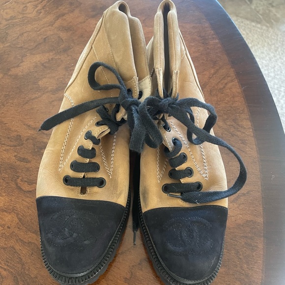 CHANEL beige/black suede bootie - Picture 3 of 14